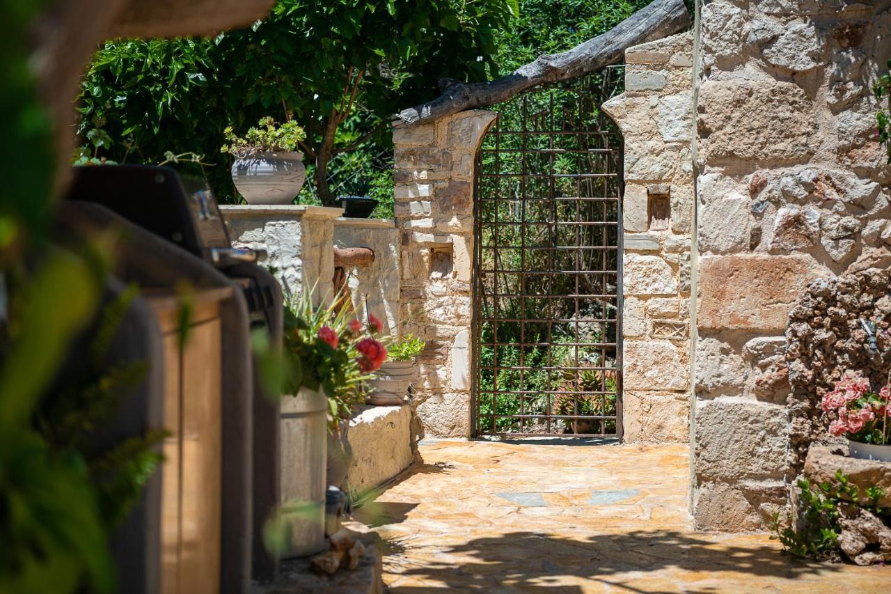 Verekinthos Villas - Pool, Hot Tub, Bbq, Kids Playground, Stunning Mountain Views Yerolákkos Eksteriør billede