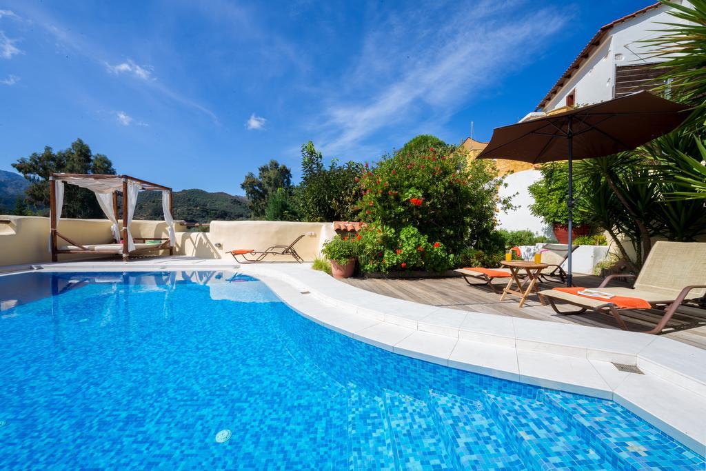Verekinthos Villas - Pool, Hot Tub, Bbq, Kids Playground, Stunning Mountain Views Yerolákkos Eksteriør billede