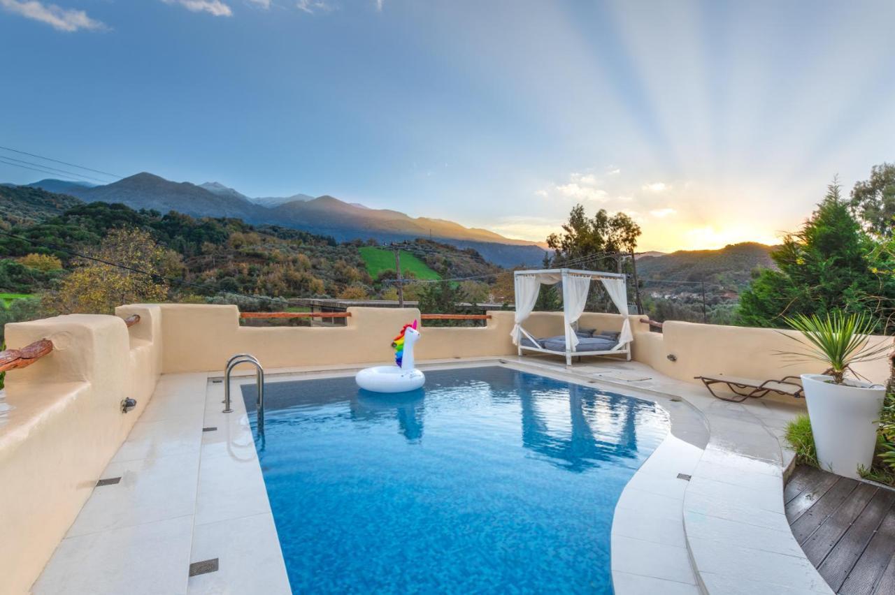 Verekinthos Villas - Pool, Hot Tub, Bbq, Kids Playground, Stunning Mountain Views Yerolákkos Eksteriør billede
